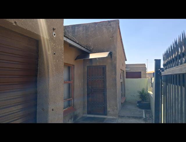 6 BEDROOM HOUSE FOR SALE IN TSAKANE EXT 12